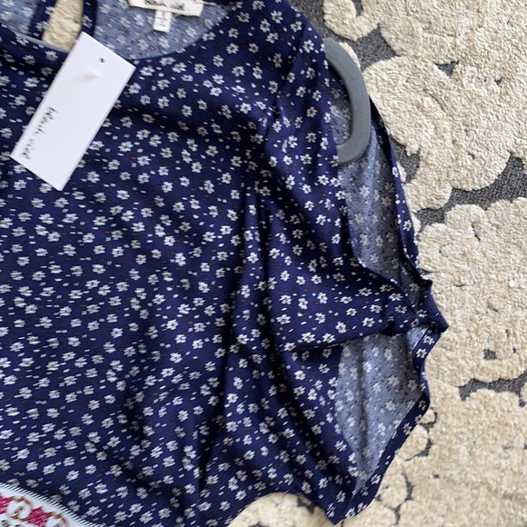 Top with open shoulder and flowy look. Very boho! - Picture 4 of 8